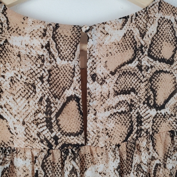 Gilli Shirt Medium Sleeveless Tiered Blouse Brown Tan‎ Snakeprint Keyhole back - Picture 6 of 11